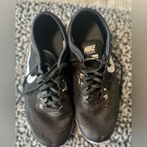 Nike trainer shoes. Black & white. Ladies 8 1/2